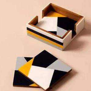 Sous-verres carrés en bois de noyer riche Un accent classique pour les maisons modernes - Product Image 2