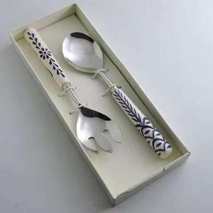 Meilleure vente en acier inoxydable cuillère à salade fourchette ensemble avec poignée fantaisie nouvellement conçu poignée en résine ustensiles de cuisine outils de cuisine - Product Image 4