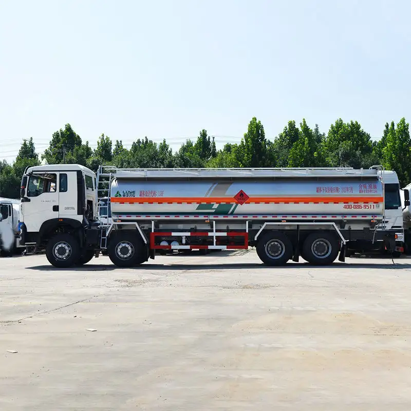 20000 litres 8x4 camions-citernes de carburant 26cbm camion-citerne de transport d'huile à vendre à dubai