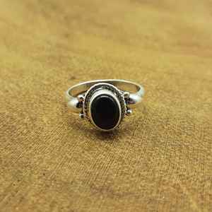 Bague empilable en pierres précieuses d'onyx noir bohème minimaliste Artisan en argent fin fabriqué pour les mariages et les fêtes - Product Image 3