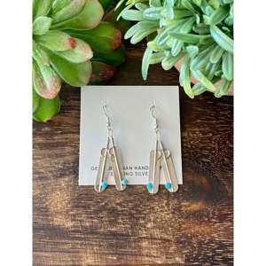 ต่างหูเชสเตอร์ ชาร์ลี คิงแมน ประดับด้วยเทอร์ควอยซ์และขนนกเงินสเตอร์ลิง - Product Image 1