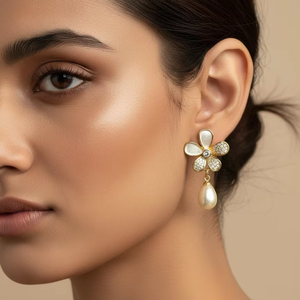 Pendientes Jhumka Tradicionales Indios Chapados en Oro con Perlas Naturales de Agua Dulce, Calidad Premium de Exportación - Product Image 1