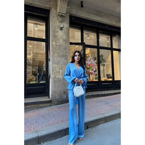 Conjunto de Blusa Cruzada de Satén Azul y Pantalones para Mujer - Product Image 2