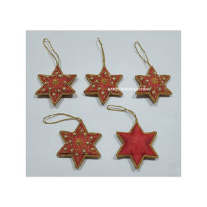 Ornements de Noël suspendus faits à la main de haute qualité pour la décoration, broderie zari, travail de perlage sur un design en forme d'étoile - Product Image 1