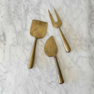 Serveur à gâteau en métal de luxe exquis avec poignée haut de gamme, conçu pour les rassemblements haut de gamme, vaisselle élégante, présentation élégante - Product Image 2