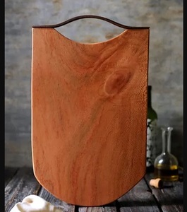 Planche à découper en bois polyvalente, idéale pour servir du fromage et de la charcuterie ou préparer des repas quotidiens à la maison - Product Image 6