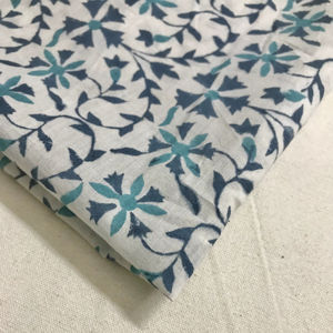 ผ้าฝ้ายพิมพ์ลายด้วยมือ ลายเถาวัลย์ดอกไม้ |   สิ่งทอสีน้ำเงินและสีเขียวของอินเดีย - Product Image 3