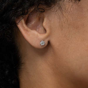 Boucles d'oreilles Lily Stud en or 14 carats avec diamants de laboratoire - Product Image 3