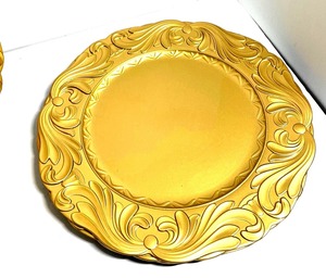 Assiette de présentation en or de designer royal avec bordure florale en relief, parfaite pour la décoration de table de mariage et les repas de fête d'Inde - Product Image 4