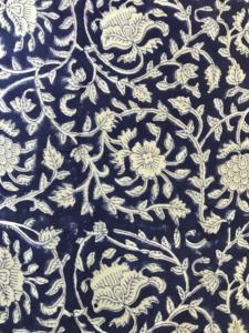 Tissu en coton imprimé à la main bleu indigo, motif floral vintage en forme de vigne |   Textile ethnique indien - Product Image 2