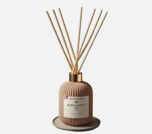 ชุดเครื่องกระจายน้ำหอมแบบก้านพรีเมี่ยมจากธรรมชาติเป็น100% น้ำหอมในบ้านแท้ทำจาก USA Petitgrain มีกลิ่นหอมของของขวัญฉลากขาว - Product Image 1