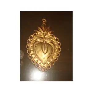 神聖な心をぶら下げている金色の金の金属、ミラグロス飾りラインストーンロケットハートゴールドフラットカトリックローレル神聖な心