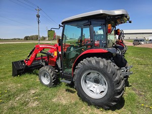 Tractor Agrícola Massey Ferguson 1840M de 70HP con Tracción en las 4 Ruedas y Transmisión por Engranajes para Motor, Caja de Cambios y Bomba, con 1 Año de Garantía - Product Image 6