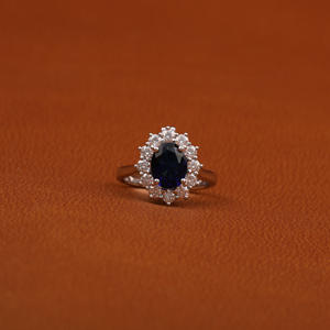 Anillo de compromiso de lujo Halo de corte ovalado con piedra central de diamante de laboratorio azul oscuro joyería de estilo clásico certificada por IGI - Product Image 1