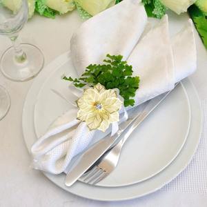 Anneau de serviette en forme de fleur en or rose, adapté aux fêtes de Noël et aux banquets de mariage - Product Image 3