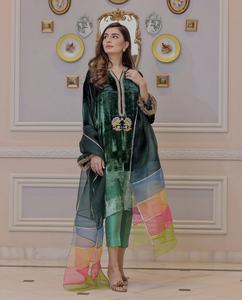 Hermosa ropa de boda Top de terciopelo con Dupatta con trabajo de bordado Fency Dhaga - Product Image 4