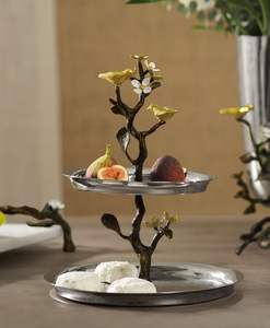 Outils à gâteau en aluminium à 3 niveaux design floral et forme moderne conçus pour la décoration intérieure contemporaine ou les tables d'événements - Product Image 4