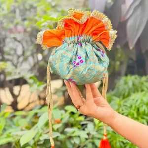 กระเป๋าพอตลิสของผู้หญิงแบบดั้งเดิมสำหรับผลไม้แห้งหลากสีอินเดียสำหรับงานแต่งงาน - Product Image 2