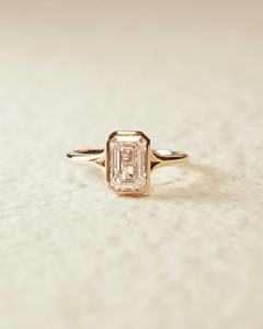 Bague de fiançailles vintage en moissanite taille émeraude avec sertissage de lunette en or massif minimaliste Solitaire Art déco pour femme - Product Image 1