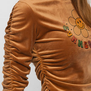 Survêtement en velours pour femmes personnalisé, 2 pièces, sweat-shirt avec pantalon, fabrication directe, impression de logo OEM, vêtements de détente en polyester doux - Product Image 4