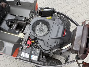 Tondeuse autoportée Husqvarna Rider R420TsX AWD d'occasion avec plateau frontal de 112 cm, moteur Kawasaki V-Twin, transmission intégrale et direction assistée, 85 heures d'utilisation, à vendre - Product Image 6