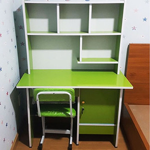Escritorio Moderno para Estudiantes de Madera Sintética Verde para Escuela o Sala de Estar, Complementado con Muebles para Profesores de Material Metálico - Product Image 1