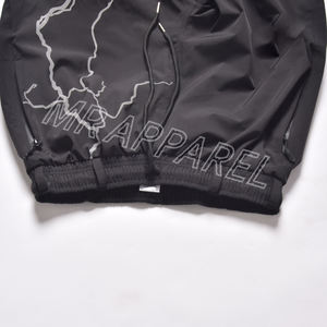 Pantalon de ski imperméable noir isolé avec taille élastique imprimé foudre et chevilles pour des performances en plein air - Product Image 3