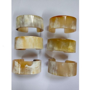 Bracelet en corne de buffle naturelle avec un design poli et lisse, fabriqué par God Grace Craft - Product Image 2