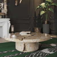 Table basse de salon de style moderne: structure principalement en bois avec accents en laiton, design rond pour la décoration intérieure contemporaine