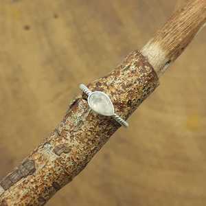 Elegante anillo de diseñador bohemio, piedra lunar facetada arcoíris, Plata de Ley 925, corte de pera, diamante, banda de alambre trenzado, anillo de piedra natal - Product Image 1