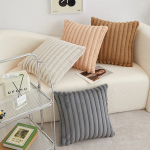 Cojín decorativo reversible Fancy & Stacy de 18x18 pulgadas, cuadrado, mezcla de poliéster, extraíble con cierre de cremallera - Product Image 1