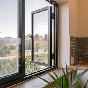 Ventana abatible de aleación de aluminio, cortina de persiana de estilo abierto de vidrio templado, pantalla de acero inoxidable, aislamiento térmico, características magnéticas - Product Image 1