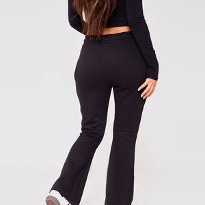 Pantalones de chándal con parte inferior de campana personalizados para mujer, tela suave OEM de fabricante, perfectos para ropa de descanso de entrenamiento y estilo diario - Product Image 3