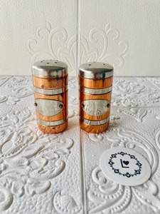 Juego de sal y pimienta de latón único con textura batida a mano y acabado brillante, ideal para cenas festivas y exhibiciones de cocina - Product Image 2