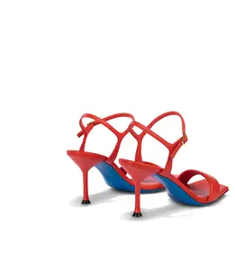 Sandali nappa rossi realizzati in italia su punta quadrata, cinturini alla caviglia e tacco a spillo da 8 cm per il commercio all'ingrosso