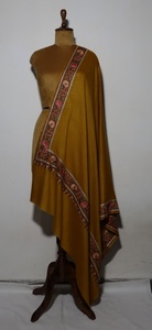 Bufandas de lana de Merino de lujo hechas a medida con calidez y elegancia con exquisitos bordados para un estilo artesanal atemporal. - Product Image 3