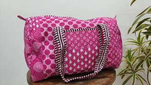 Sac de voyage tactique en coton matelassé imprimé à la main, imprimé tribal lumineux |   Sac à bandoulière de sport et de yoga |   Durable, grande capacité - Product Image 4