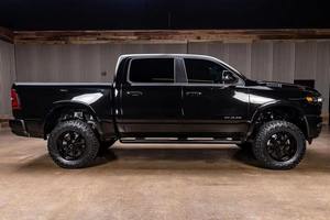 2024 R M 1500 Big-Horn Crew Cab AWD, Volante a la Izquierda, Cuero, Caja de Cambios Automática, Cámara Trasera, Motor Inteligente, Techo Panorámico, Aleación de Aluminio - Product Image 5