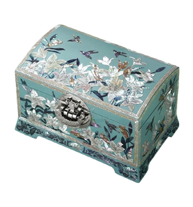 Boîte traditionnelle plaquée argent avec des motifs floraux gravés complexes et un fermoir simple, à prix de gros. - Product Image 6