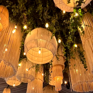 ไฟตกแต่งงานแต่งงานแบบดั้งเดิมและแขวนดอกไม้ประดิษฐ์สำหรับตกแต่งฉากหลัง - Product Image 1