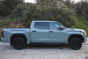 Toyota Tundra TRD Pro 2022 d'occasion en excellent état, V6 hybride bi-turbo, 4x4, couleur Lunar Rock, provenance Californie - Product Image 5