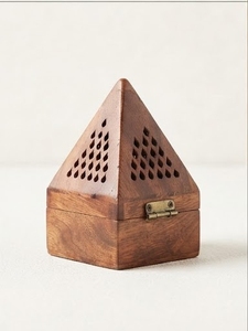 Brûleur d'encens en bois en forme de pyramide avec design perforé et fermoir métallique, emballage individuel - Product Image 1
