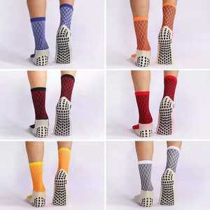 Chaussettes de sport de football personnalisées 12 couleurs Chaussettes de sport en coton antidérapantes Crew Football Grip Chaussettes antidérapantes avec serviette de fond Chaussettes de sport de couleur unie - Product Image 4