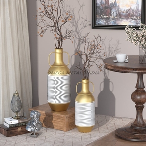 Jarrones de metal Premium en color dorado antiguo con forma moderna única con mango elegante para una decoración y acentos elegantes para el hogar - Product Image 6