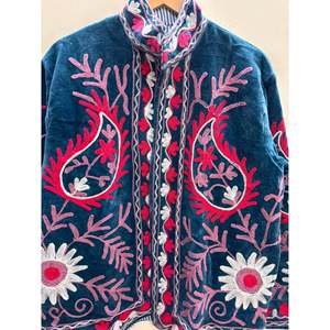Chaqueta de Terciopelo Otoñal Samarkand Nights Azul Denim Bordada con Diseño de Flores de Frambuesa y Lila con Detalles Suzani - Product Image 1