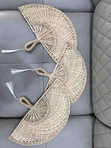 Éventail à main écologique rustique Éventail tissé en feuille de palmier Artisanat en jonc de mer fait à la main pour événements en plein air de 99 GD Company - Product Image 2