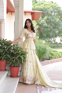 Ensemble Lehenga Choli de Haute Qualité, Dernière Mode, avec Dupatta, Broderie Fait Main, Vêtement de Mariage Indien pour Femmes, Disponible à la Vente - Product Image 6