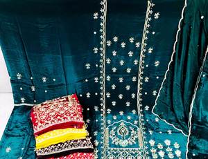 Costumes de soirée en soie brodés à la main de créateur moderne pour femmes, style traditionnel indien avant-gardiste pour les fêtes - Product Image 3