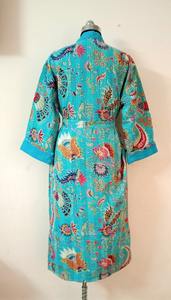 Robe Kantha Bohème Faite Main pour Femmes XL Imprimé Floral Hiver Veste matelassée Varsity Veste Kantha Florale avec Motif de Lettres - Product Image 4