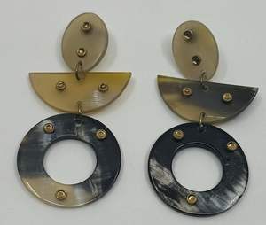 Boucles d'oreilles artisanales éthiques en corne pour les amateurs de bijoux tribaux qui recherchent des accessoires durables et uniques pour un usage quotidien - Product Image 2